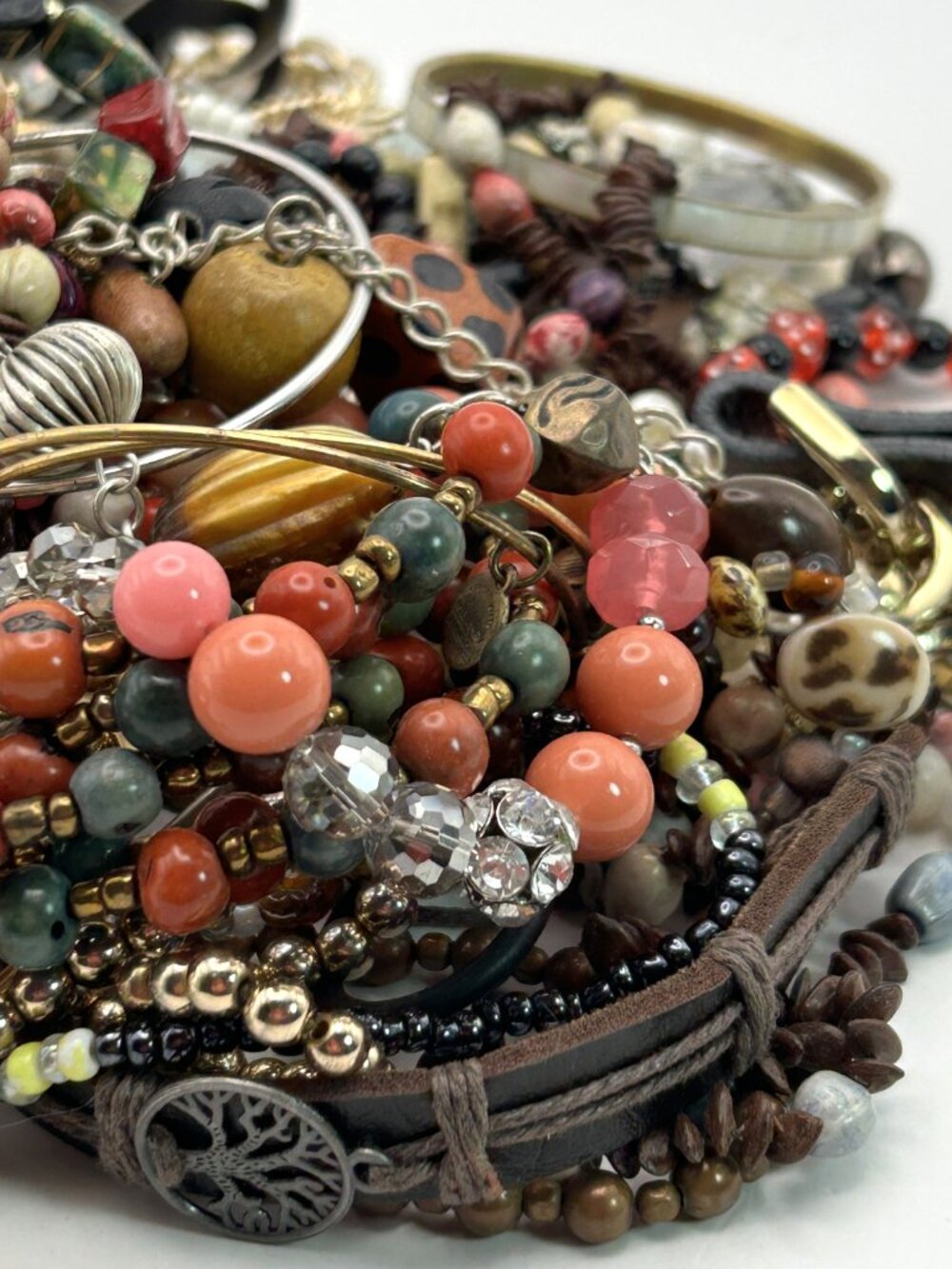 2 lbs Jewelry Lot Vintage to Now Costume Wear Resell Craft Harvest - Picture 8 of 10